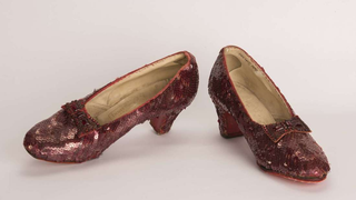 13 años después, el FBI encuentra los zapatos robados de Dorothy en la mítica película <i>El Mago de Oz </i><em></em>